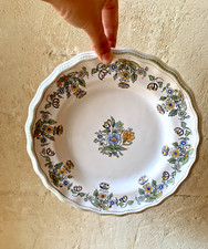 Assiette en faïence de style Moustiers – décor floral polychrome signée 
