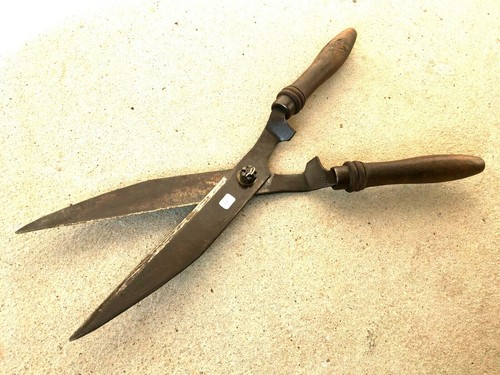 Old tool outil - /,