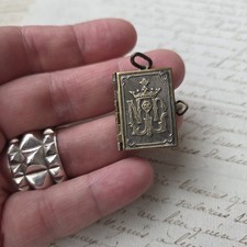 Livre Miniature Souvenir Lourdes avec Photos en Métal Argenté Ancien 