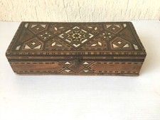 Boite ancienne en marqueterie de bois , os et nacre