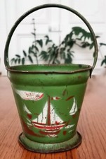 ancien seau de plage en tôle