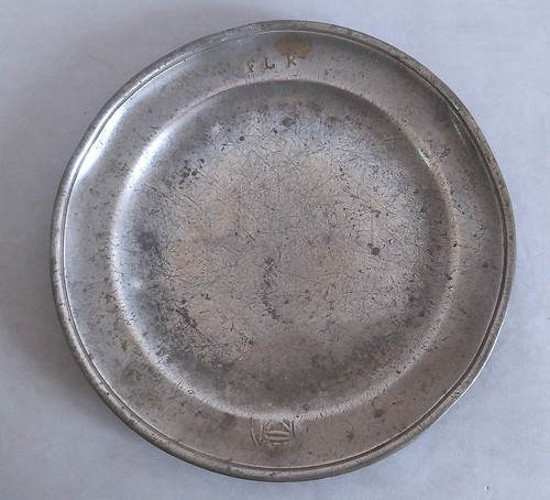 Assiette étain armoirie - en,
