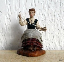 COUTURIERE RESINE ET PAPIER H 8,5 cm assise SANTON PROBABLEMENT ITALIEN