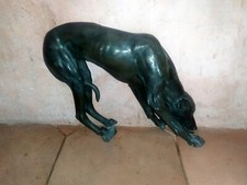 Grand levrier buvant en bronze