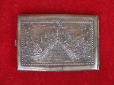 Etui à cigarettes ancien en laiton avec un palais en reliefs