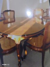 table de salle à manger avec chaises cannelées en merisier 