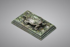 Tortue sur plinthe carrée