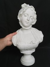 Grand Buste d une jeune fille au bonnet en Biscuit signé LEVY