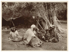 Lehnert & Landrock, Algérie, Un groupe assis au pied d'un arbre  Vintage si