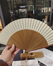 Éventail Guerlain bois avec