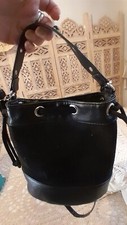 Sac style sacoche, couleur noire, simili cuir et velours
