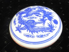 BOITE ONGUEN ENCRE CIRE ROUGE PORCELAINE ASIATIQUE DRAGON CERCLE BLEU CHINE
