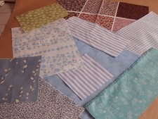 lot de petits coupons de tissu