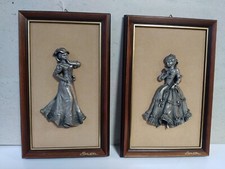 Paire Tableaux en Étain Finement Ciselé Jeune Femme en Toilette de Bal