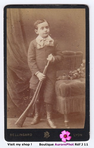 Garçon avec jouet fusil - avec,
