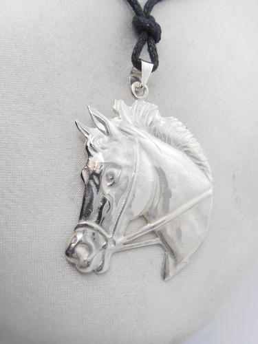 Cheval pendentif en - :, argent