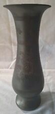 Vase Antique Laiton Gravé à la main Artiste Inconnu Vintage Ancien Hauteur 25 cm