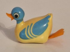 Petit canard de bain en plastique avec mécanique à remontoir.
