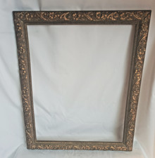 Cadre en bois et stucs dorés