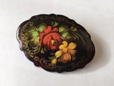 TRES JOLIE BROCHE/ BOIS LAQUE/ PEINTE A LA MAIN/ MOTIFS FLORAUX/ SIGNEE/ ANNEES 