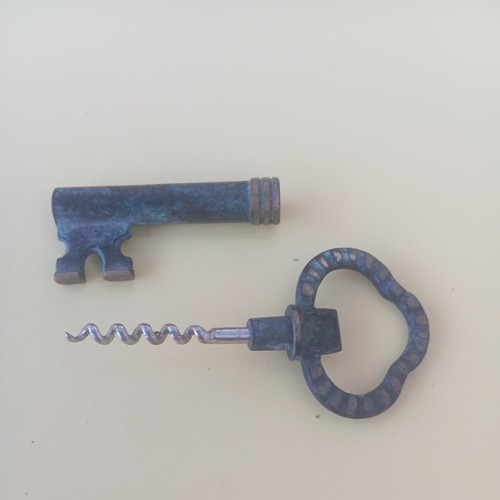 Tire bouchon forme clé - de,