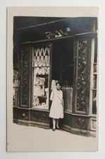 Femme pose devanture boutique