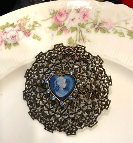 Jolie broche filigramme - jolie,