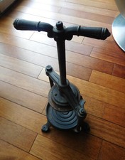 ancien petit pressoir à fruit en fonte