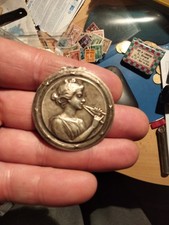 ART NOUVEAU  medaille ou element de decor de  métal argenté profil femme XIX eme