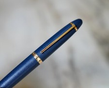 STYLO PLUME LOUIS VUITTON GRAND TOUR - FINITION CUIR BLEU - PLUME OR MASSIF 18 K