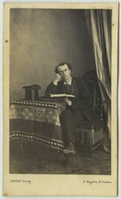 CDV 1860-70 Darnay. Homme décontracté lisant un livre, cigarette à la bouche.