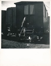 La fillette à la roulotte photo photographie vers 1960 époque enfant