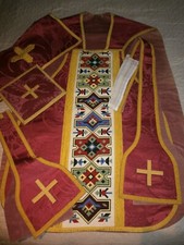 ANCIENNE CHASUBLE ROUGE+ETOLE+MANIPULE+BOURSE+VOILE CALICE/SOIE DAMASSé BRODERIE