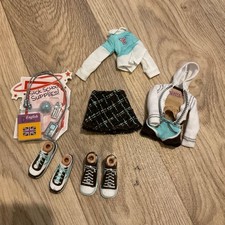 Lot vêtements poupée Bratz -