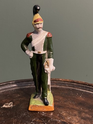 Statuette porcelaine peinte - statuette,