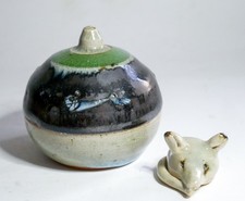 Petit pot tourné et souris