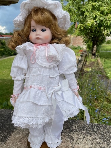 Poupee porcelaine boudeuse - en,