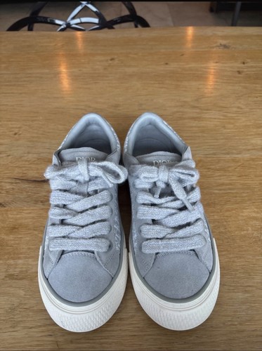Vend une paire chaussure - je,