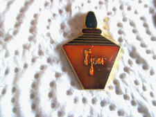 pin's  flacon  8 eme jour  parfum  Yves Rocher'