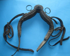 ancien collier de poitrine (harnais) pour cheval - a restauré en etat