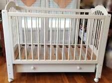 Lit pour bébé en bois massif avec tiroir