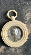 Médaille de berceau vintage vierge en métal argenté tour en bakélite
