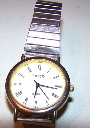 Montre quartz de - de, marque