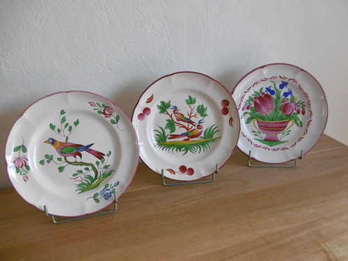 Trois assiettes plates faience - plates,