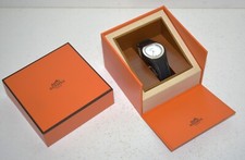 Hermès, Jolie montre femme " Harnais MM " en acier plaqué paladium et cuir noir