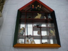 une étagere vitrine avec