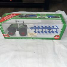Siku 1955 Farmer Traktor Fendt 930 mit Doppelreifen und Pflug Tracteur Charrue