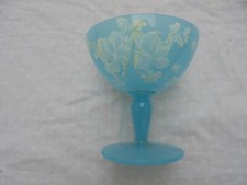 coupe  en verre opaline  bleu a decor peint