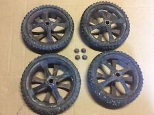 4 ROUES DE VOITURE À PÉDALES ET LEURS CAPUCHONS  / JOUET VOITURE TÔLE ANCIENNE 