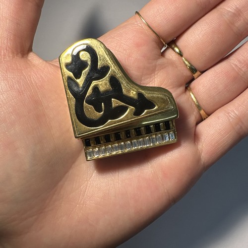 Broche piano dorée avec - ,